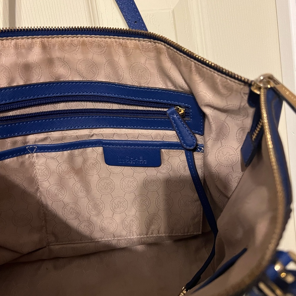 Michael Kors - Jet Set Electric Blue Saffiano Leather Shoulder Bag - Picture 6 of 8